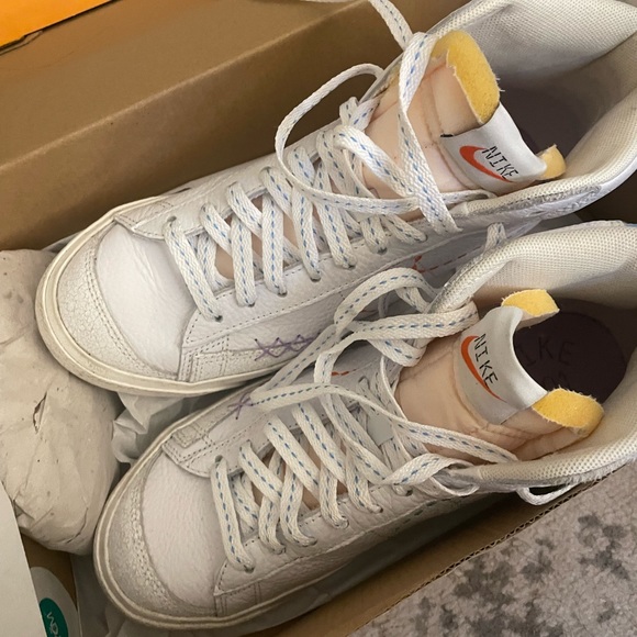 WOMEN'S NIKE BLAZER MID '77 SE 101 CASUAL SHOES - Picture 2 of 3